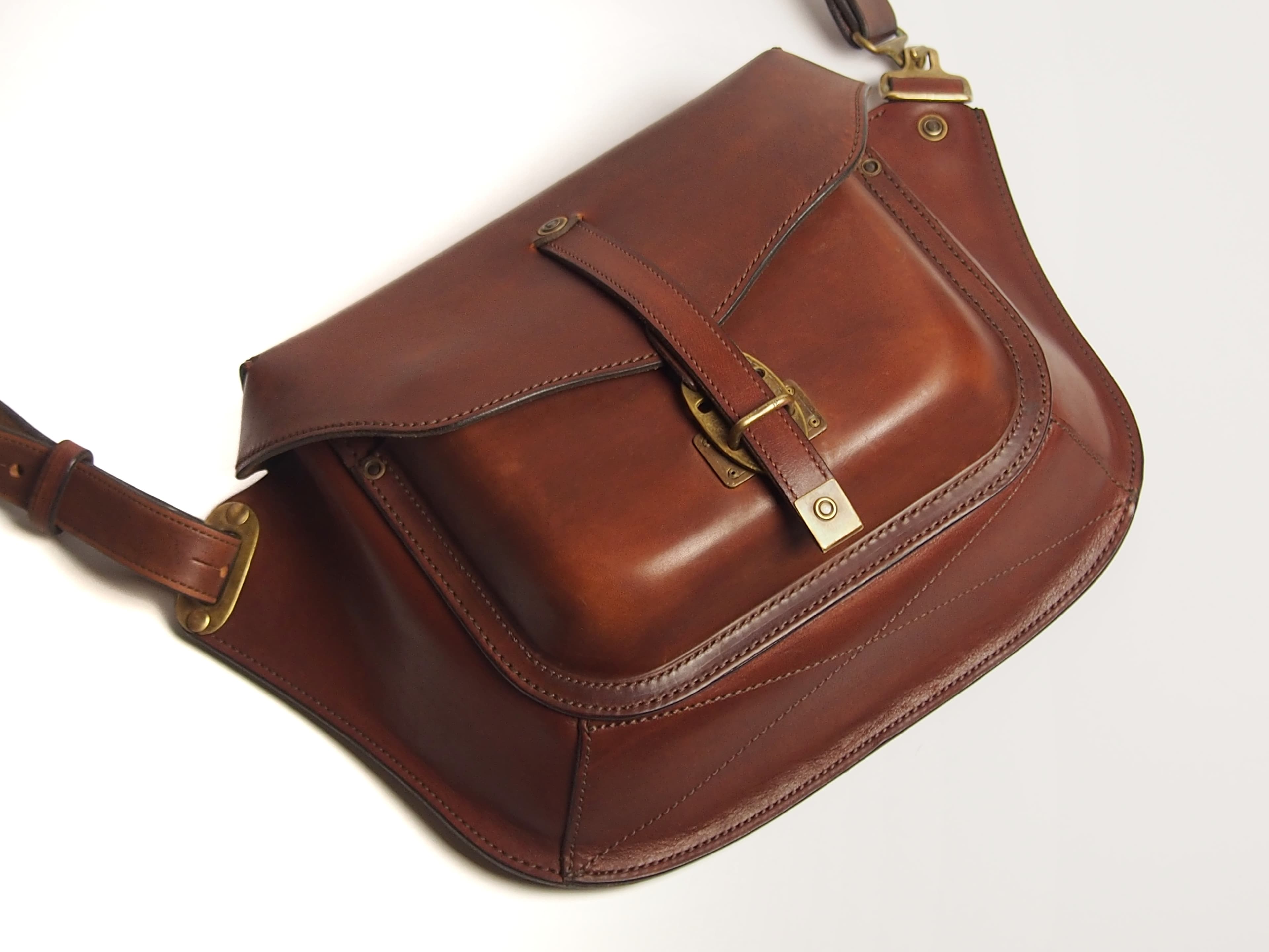 Кожаная сумка — вид сбоку