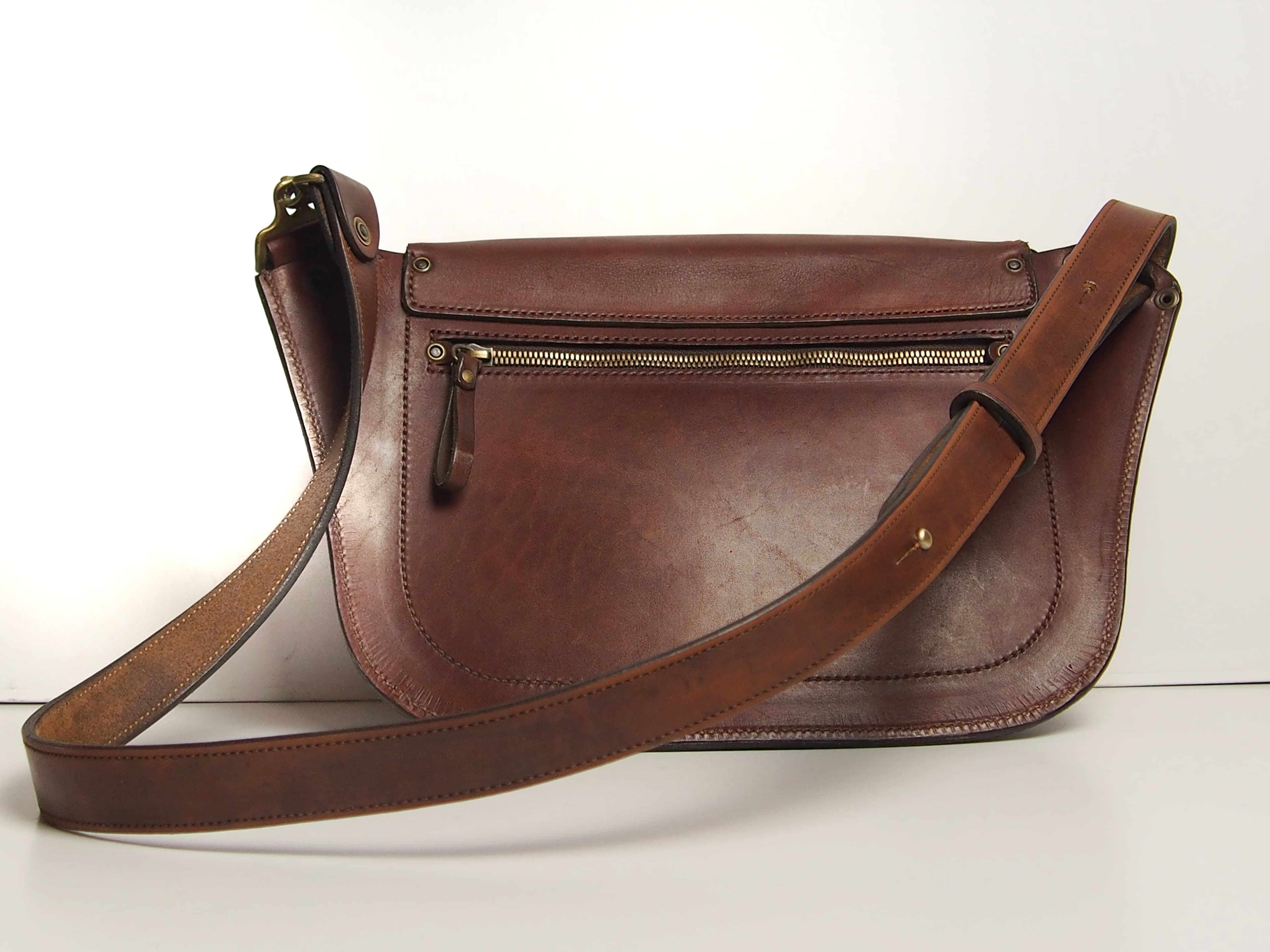 Кожаная сумка — вид спереди