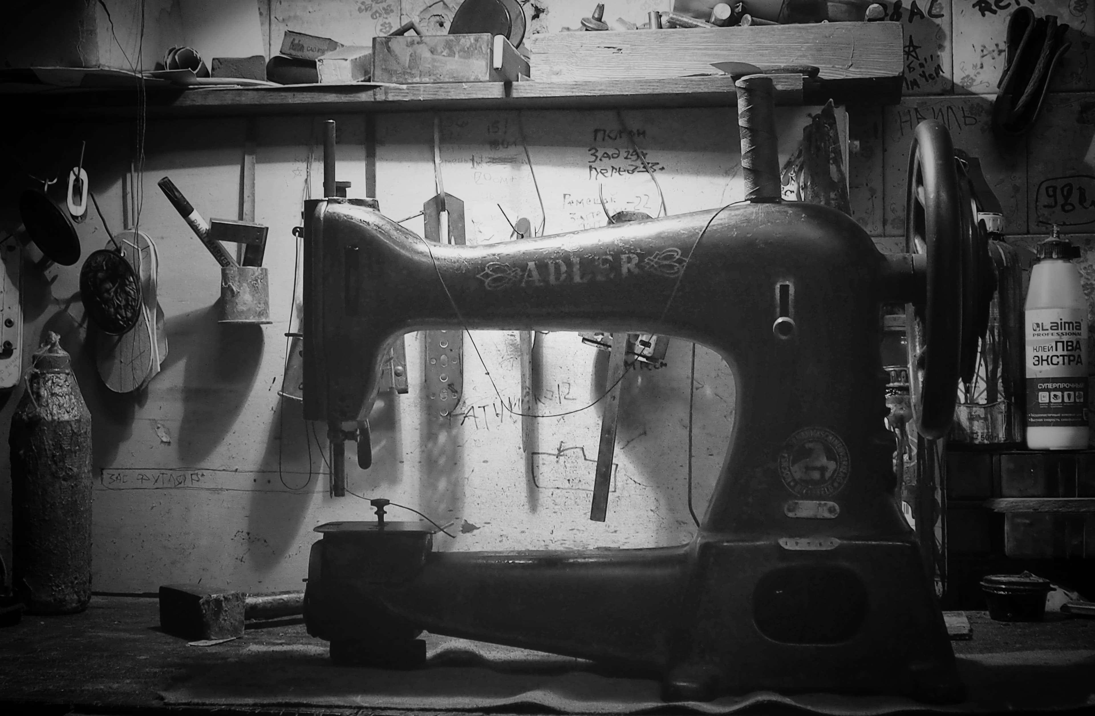 Швейная машина Adler — чёрно-белое